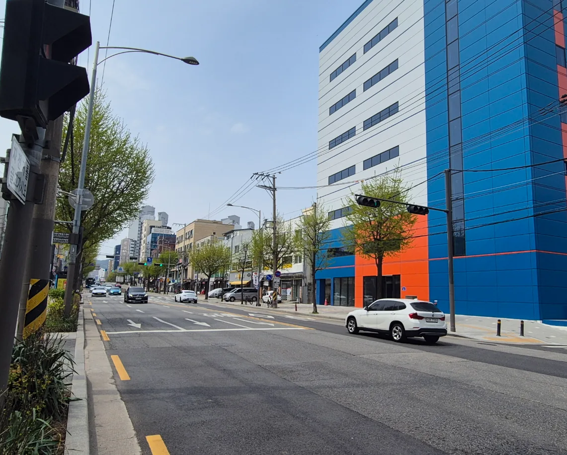 암사동 447-12 대로변 전경 – 25m 고덕로에서 본 파란 외관의 7층 타워