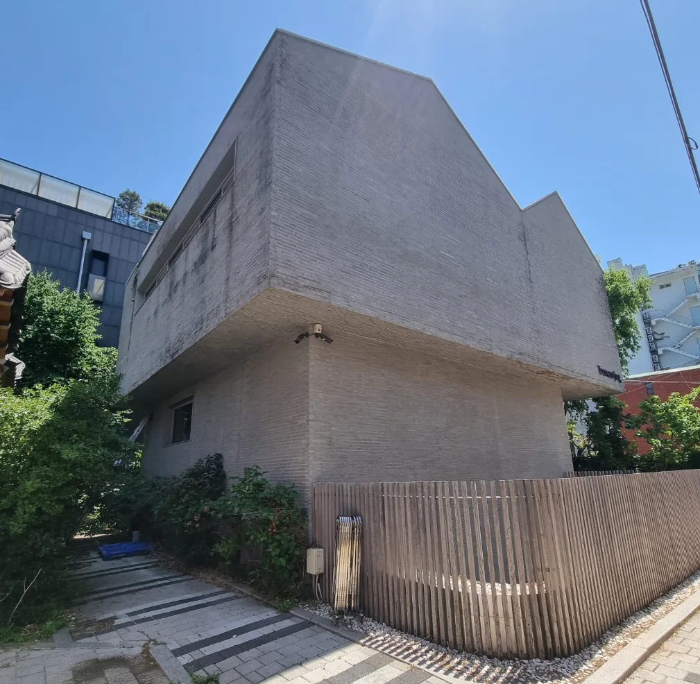 안국동 134 측면 – 좁은 4m 골목에 면한 건물 측벽과 출입구