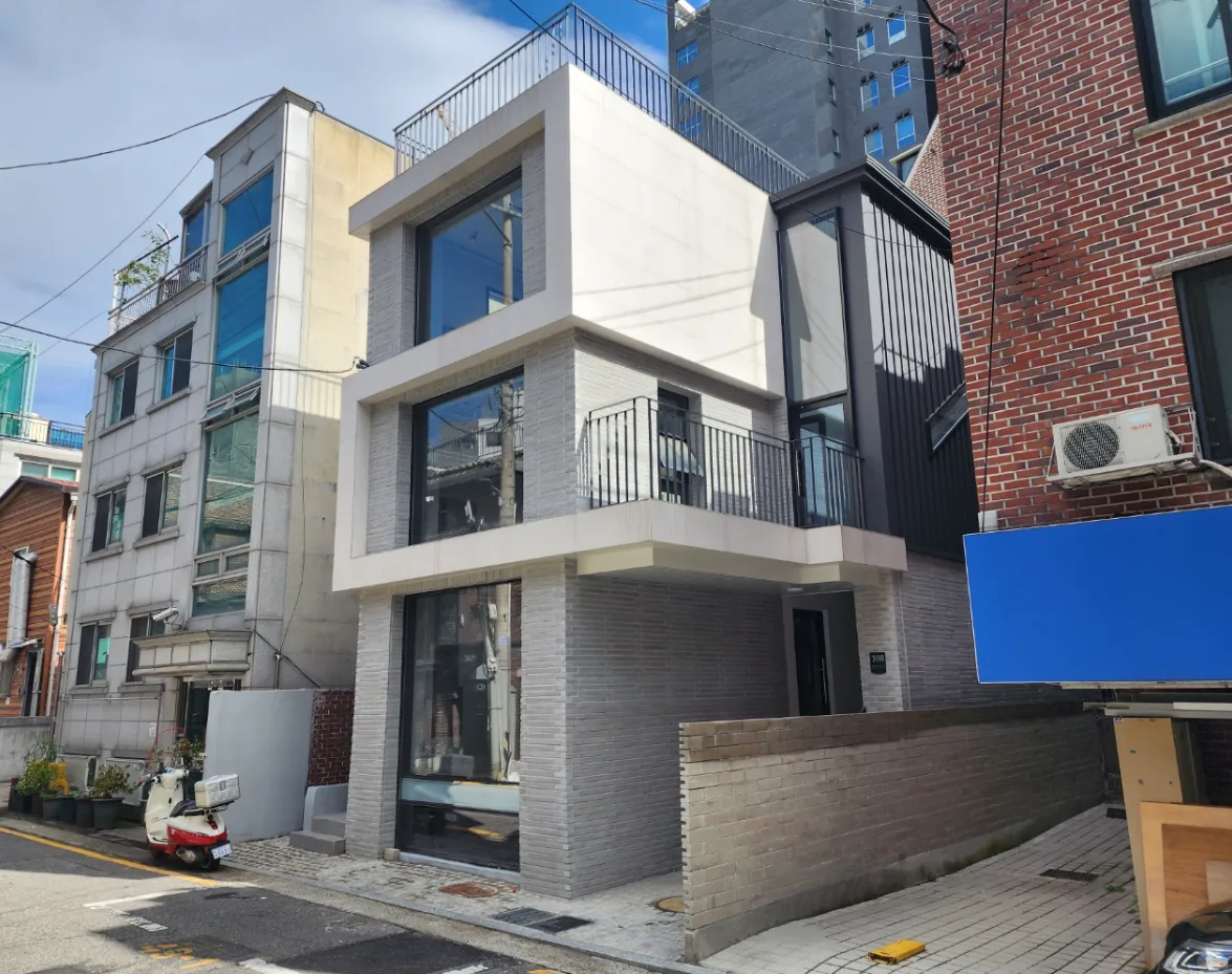 반포동 722-25 건물 전경 – 6m 이면도로에 면한 밝은 벽돌 마감의 3층 근생 건물