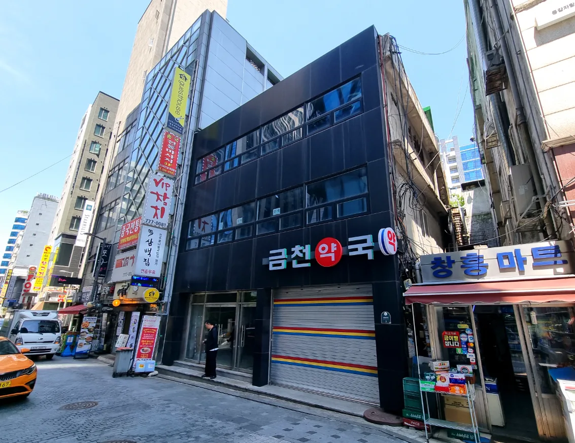 북창동 136 앞 먹자골목 – 간판이 빽빽한 보행 상권 초입의 3층 건물