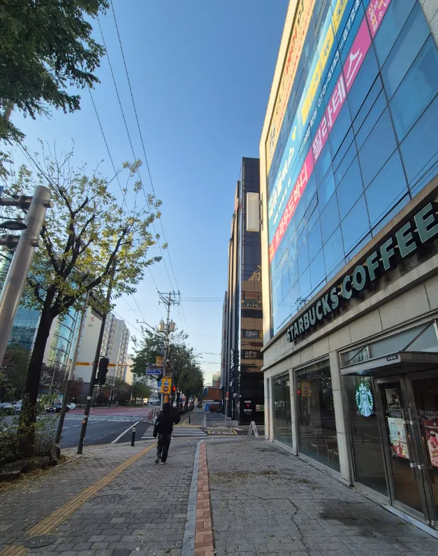 창전동 122 서강로 대로변 – 폭 40m 도로에 길게 면한 건물 전면