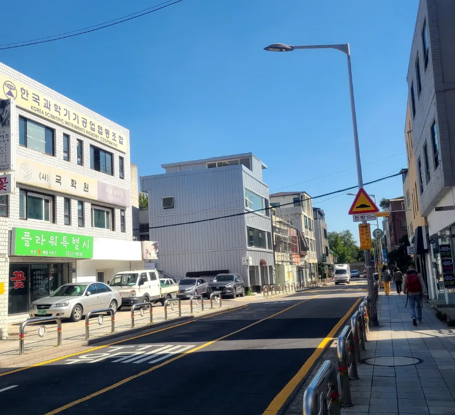 창성동 131 앞 도로 – 차와 사람이 함께 지나는 서촌 큰길과 저층 상가