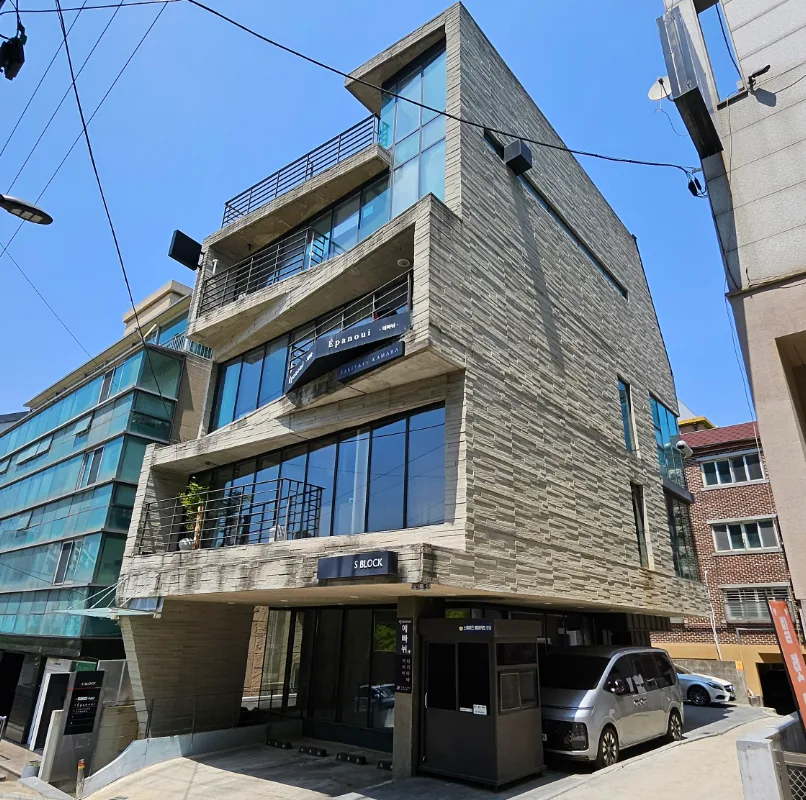 청담동 20-30 외관 – 층마다 테라스가 들어간 석재 마감 5층 건물