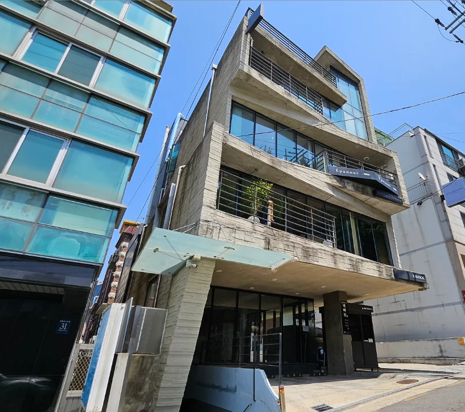청담동 20-30 측면 – 이면 골목 쪽 주차 진입부와 건물 측벽