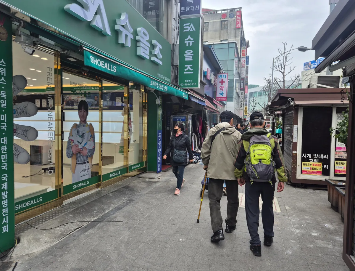 청량리동 760 1층 매장 전면 – 신발 매장 쇼윈도와 보행자 동선
