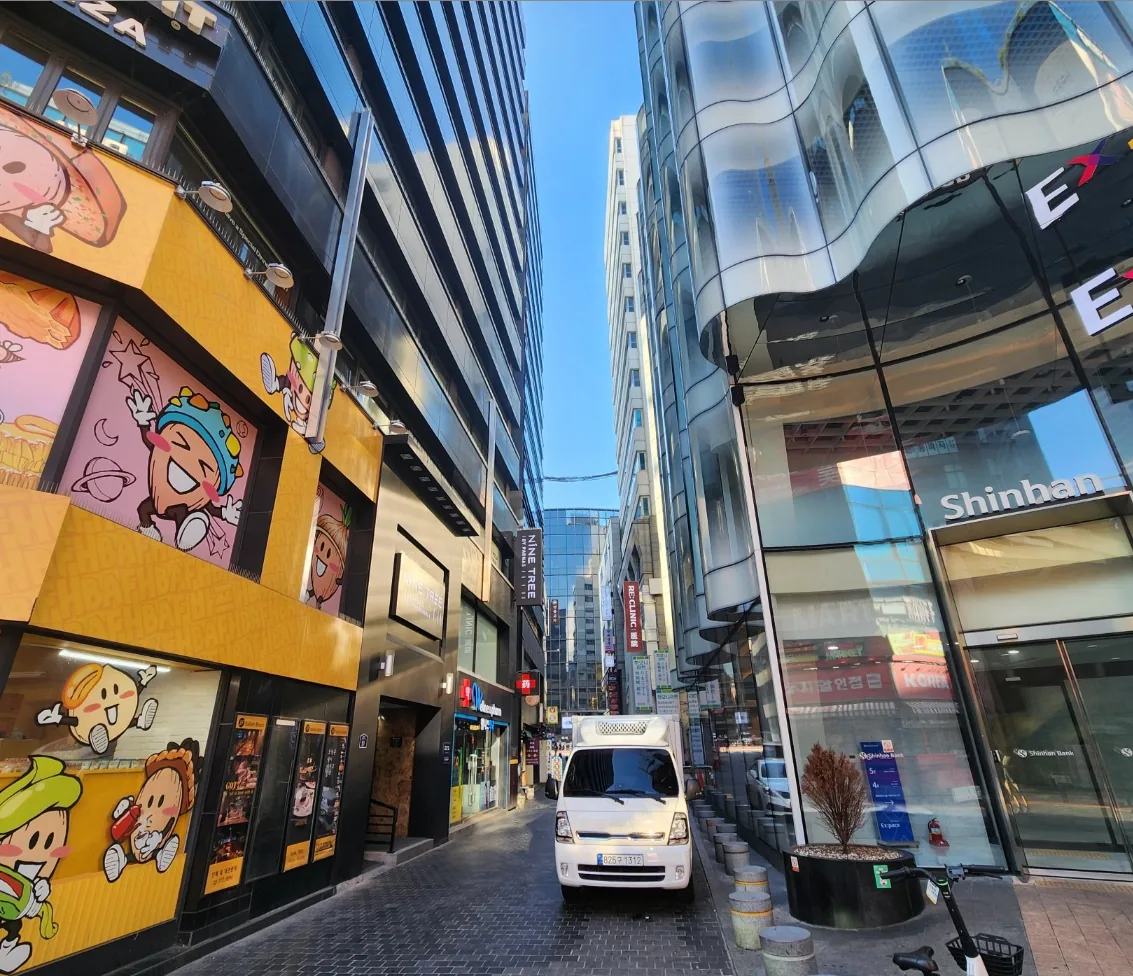 충무로2가 65-4 건물 측면 – 10m·6m 도로가 만나는 코너 접면