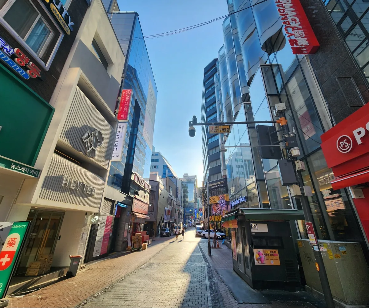 충무로2가 65-4 건물 앞 명동 거리 – 명동역 8번출구 방향 보행 동선