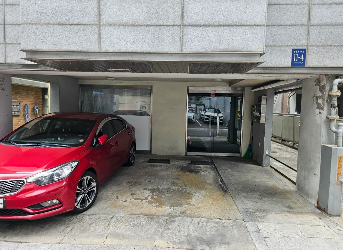 대치동 914-6 1층 필로티 주차장 – 자주식 4대 주차 가능