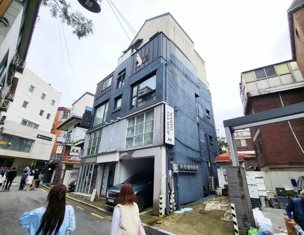 동교동 147-26 건물 측면 – 어두운 톤 외관과 층별 구획