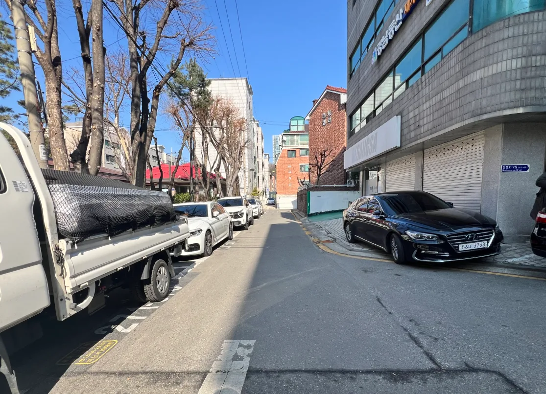 개포동 1199-9 앞 6m 도로에서 본 건물 – 버스정류장과 국립국악고가 가까운 자리