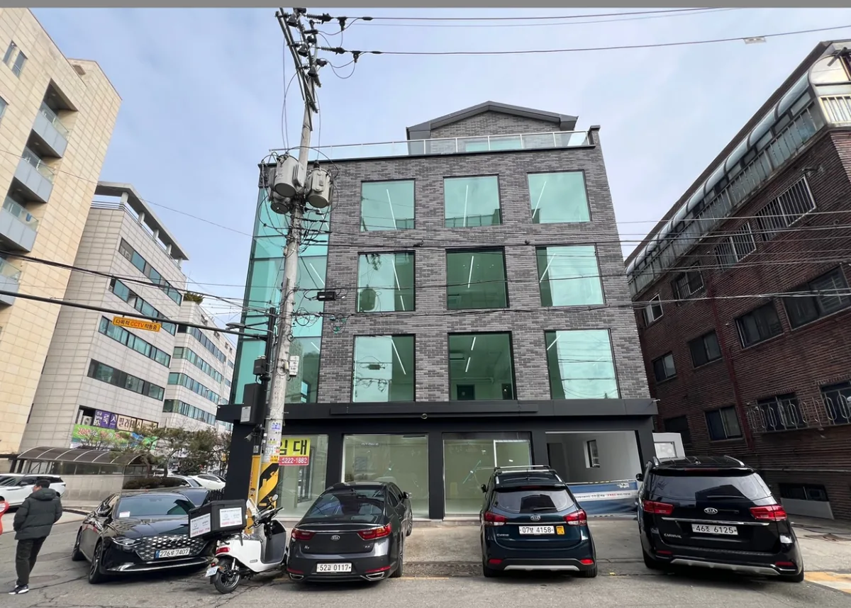 가락동 128-8 정면 – 필로티 주차 공간에 차량이 세워진 건물 앞