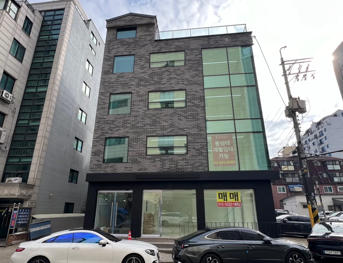 가락동 128-8 측면 – 1층 통유리 상가와 벽돌 마감이 이어지는 또 다른 도로면