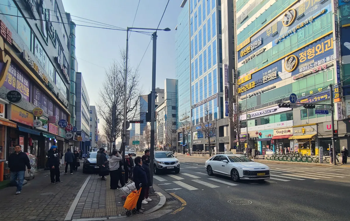 길동 411-1 앞 30m 대로변 – 강동역 방향으로 이어지는 간선도로