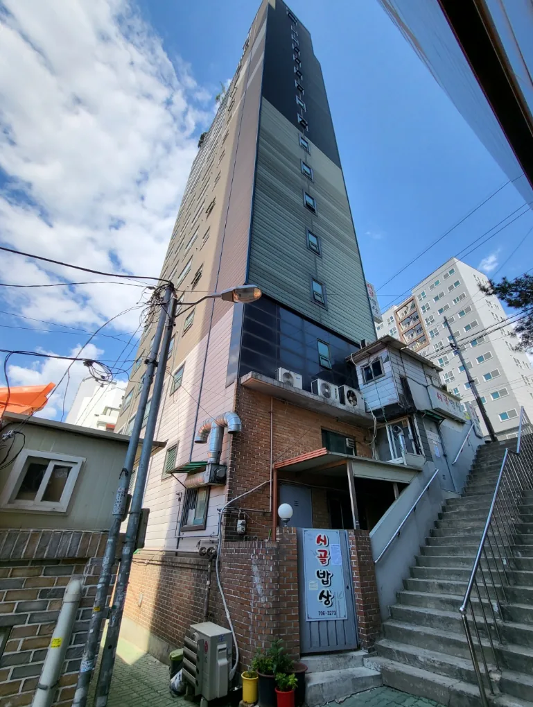 공덕동 115-62 건물 측면 – 층별 구획이 반듯한 유리 커튼월 오피스 외관