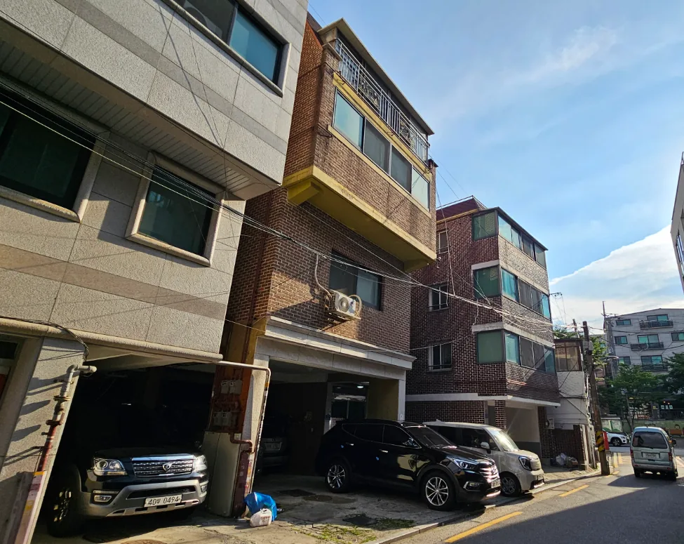 공릉동 351-13 전경 – 1층 필로티 주차 공간을 둔 붉은 벽돌 4층 건물