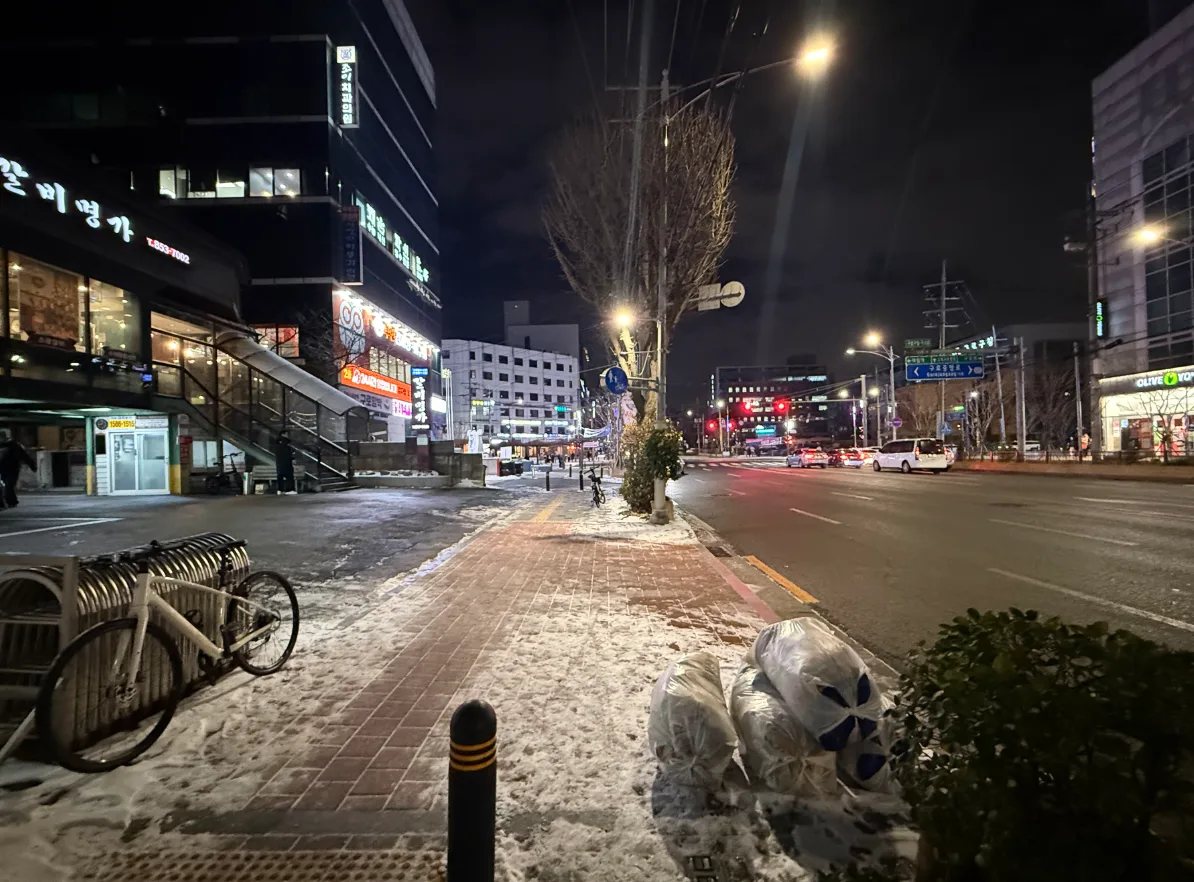 구로동 98-1 앞 가마산로 – 왕복 차로를 낀 30m 대로와 보행로