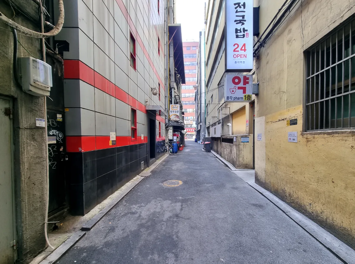 관철동 18-6 옆 골목 – 건물 측면을 따라 이어지는 좁은 이면 골목