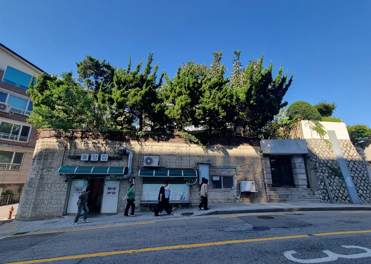 계동 140-5 정면 – 돌담 아래 1층 음식점이 들어선 저층부