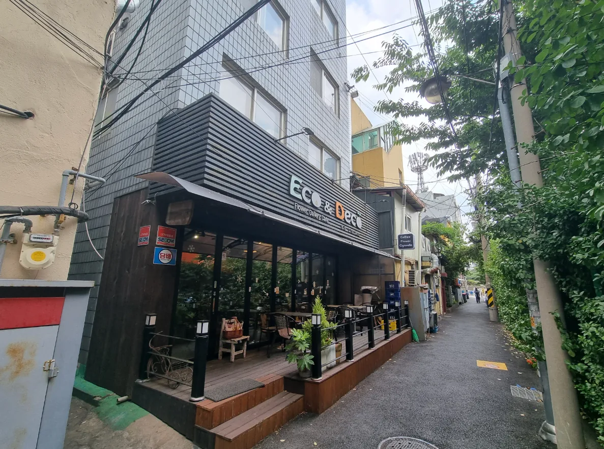 한강로1가 255 1층 카페 전면 – 대로변에서 이면 골목으로 이어지는 상가 동선