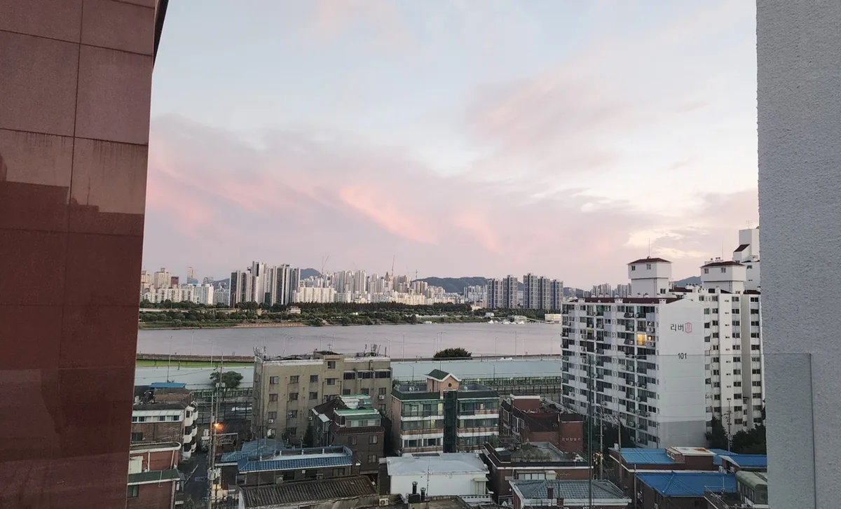 한남동 144 상층부에서 본 한강과 강 건너 스카이라인