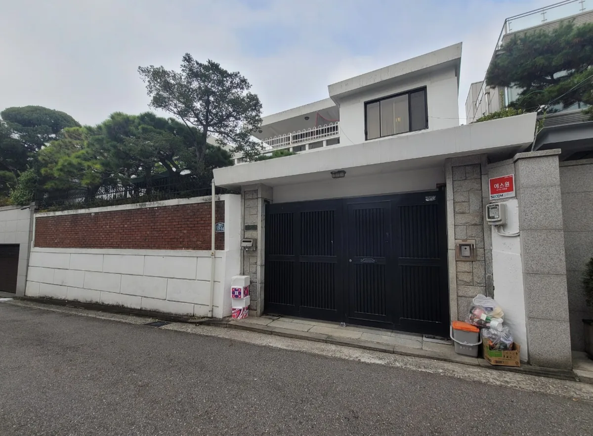 용산구 한남동 743-18 전경 – 높은 담장이 이어지는 조용한 전용주거지의 단독주택 부지