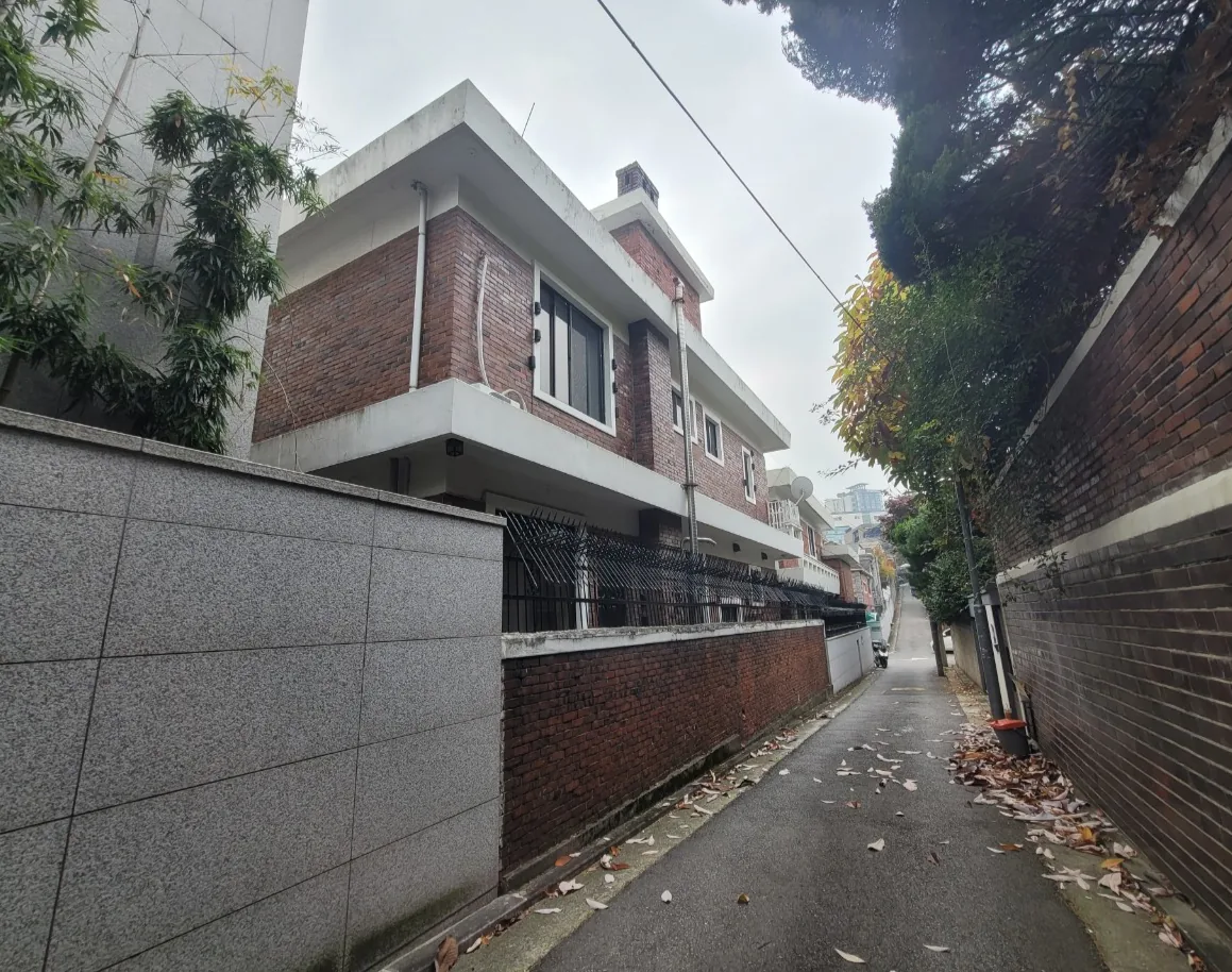 한남동 743-18 측면 – 돌담과 맞붙은 좁은 이면도로 쪽 전경