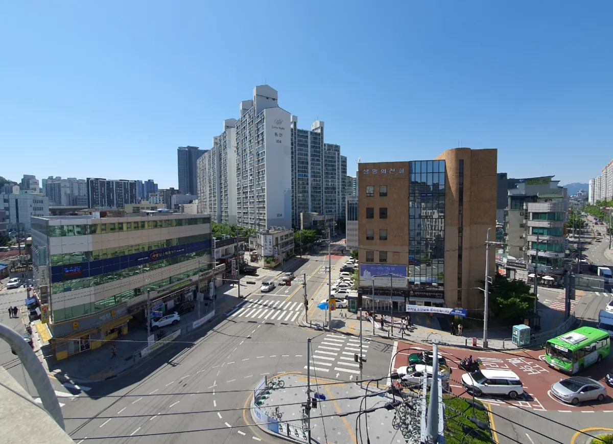 하월곡동 67-37 옥상에서 본 월곡역 사거리 – 상가와 대단지 아파트가 이어진 상권