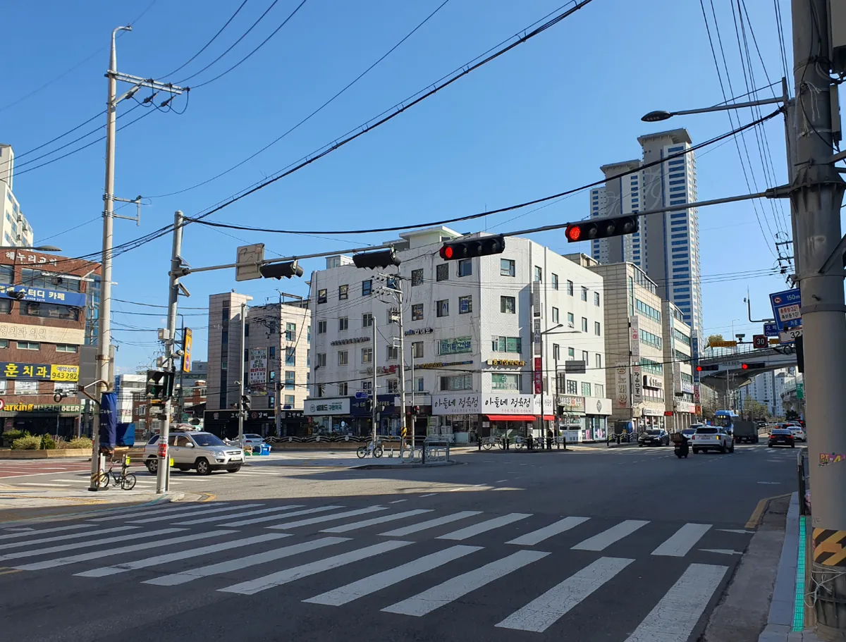 하월곡동 67-37 앞 월곡역 사거리 – 횡단보도 건너에서 본 코너 건물과 20m 도로