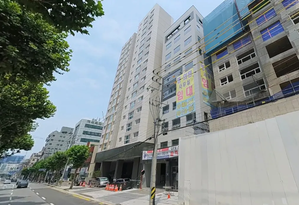 호계동 972-4 대로변 측면 – 오른쪽으로 신축 공사가 진행 중인 인접 필지