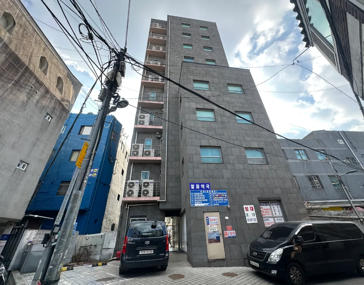 홍제동 253-7 측면 – 4m 이면도로 쪽 건물 진입부