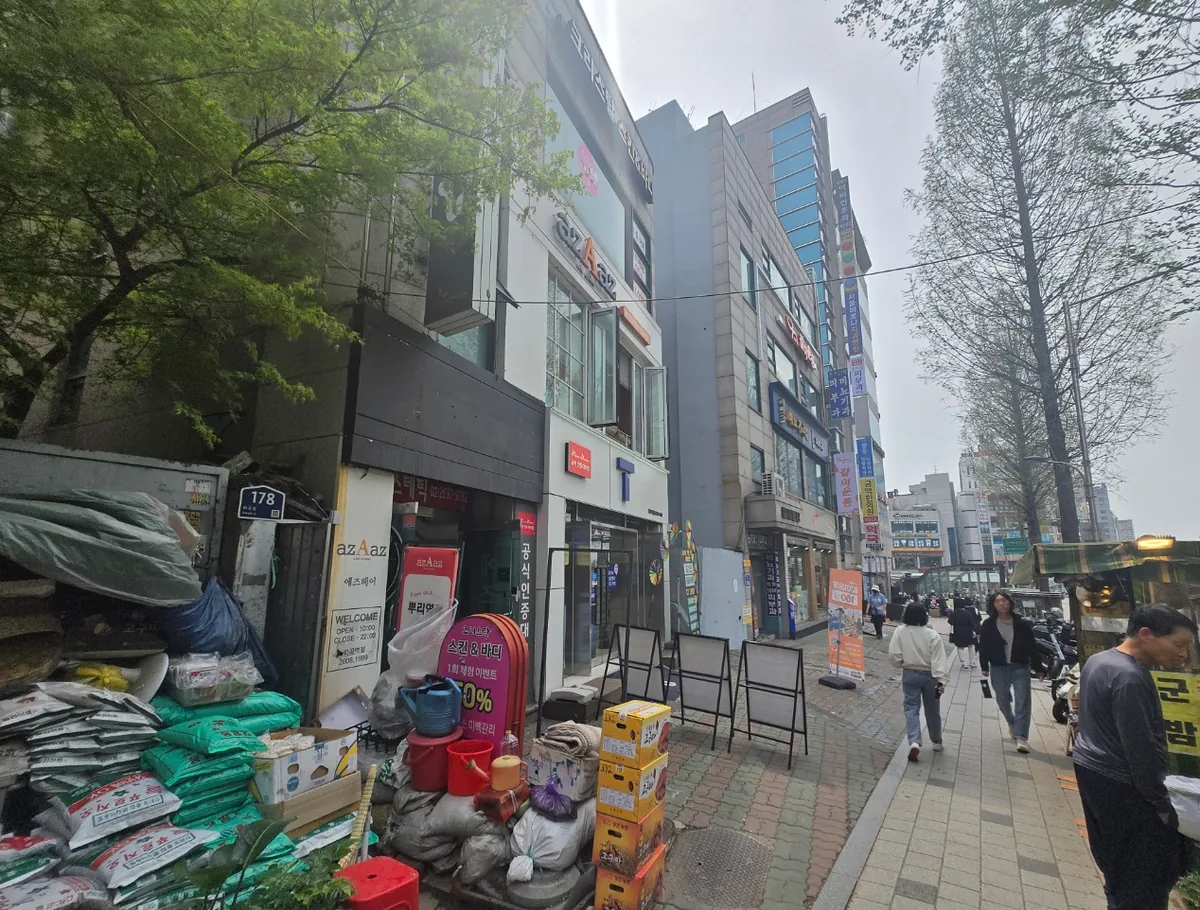 화곡동 143 앞 보행로 – 화곡역 방향으로 이어지는 상가 밀집 거리