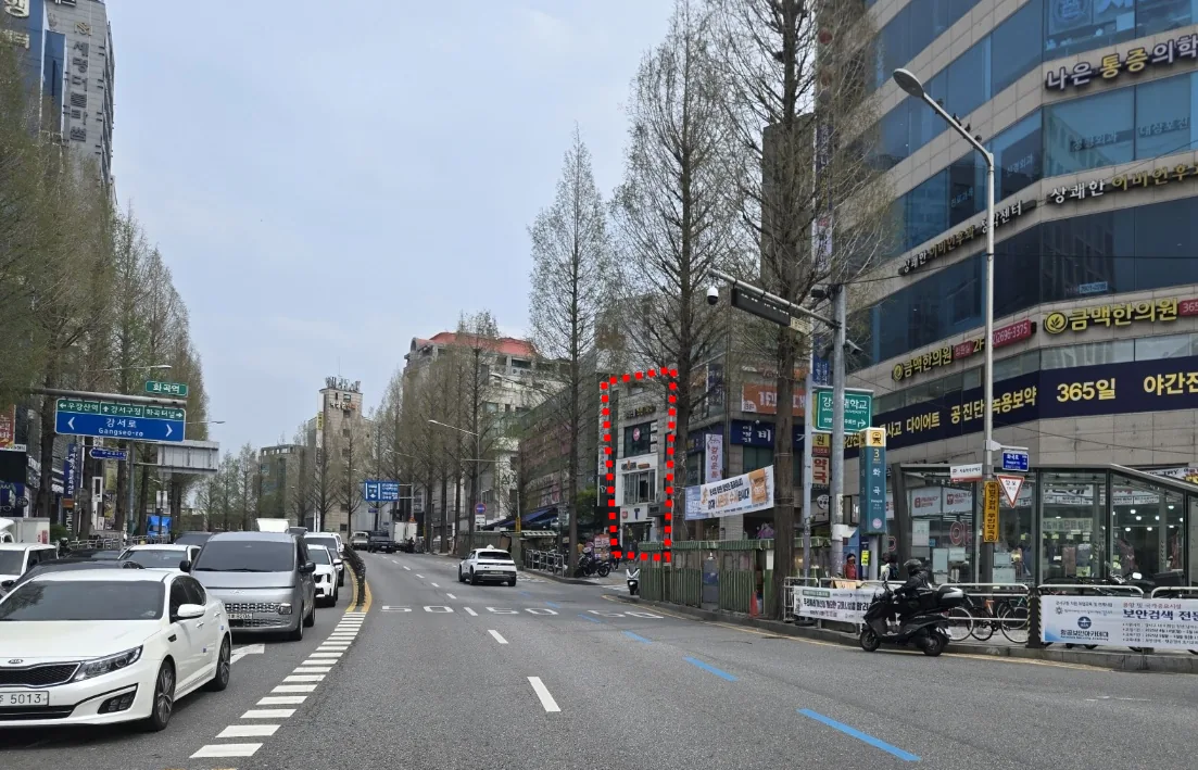 화곡동 143 앞 화곡로 – 왕복 차로와 가로수 너머로 보이는 대상 건물