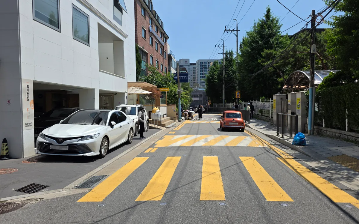 이화동 36-2 앞 이화장길 – 횡단보도와 완만한 경사의 도심 이면도로