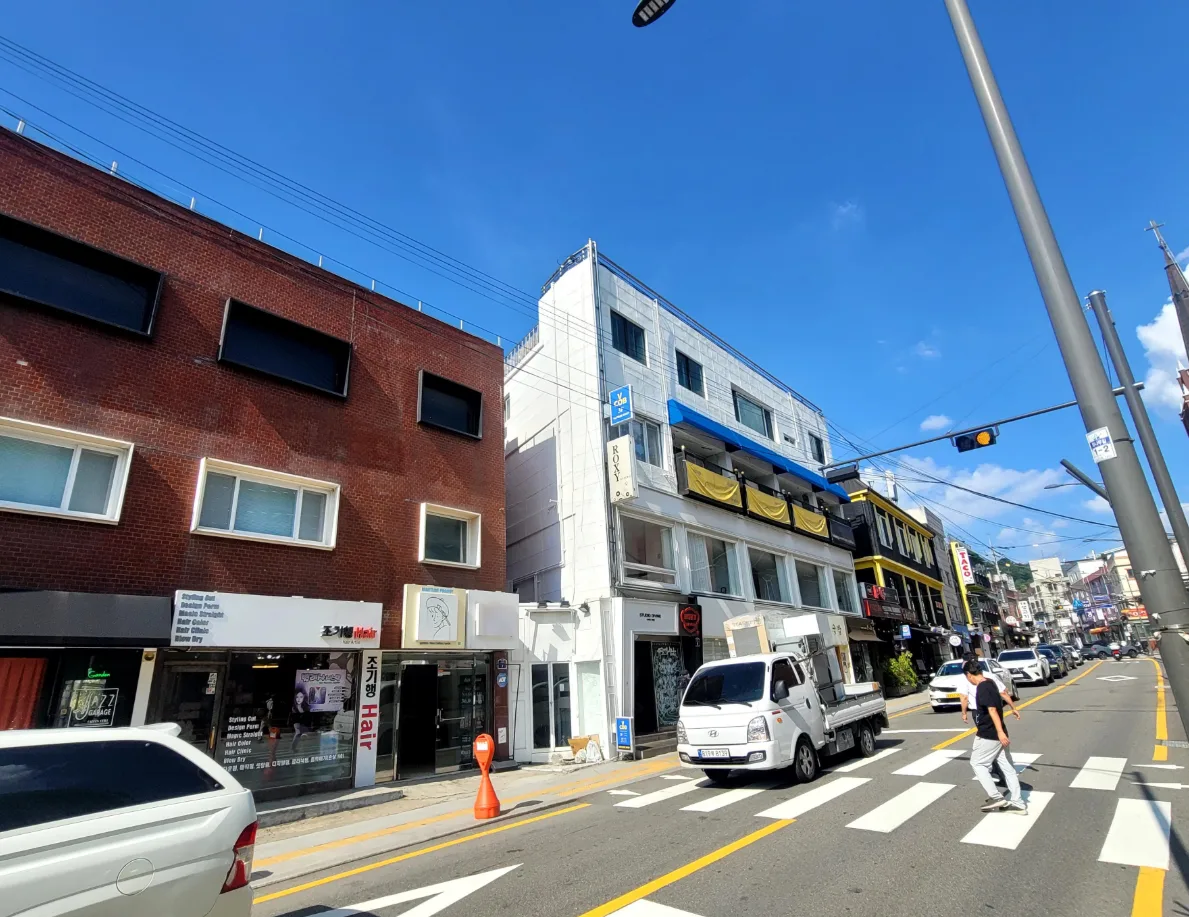 이태원동 662 앞 12m 도로 – 경리단길 초입 횡단보도 쪽에서 본 코너 건물