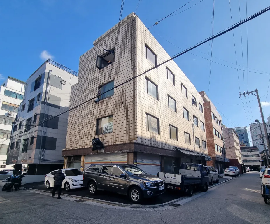 장안동 422-2 건물 측면 – 코너에 앉은 지상 5층 외관