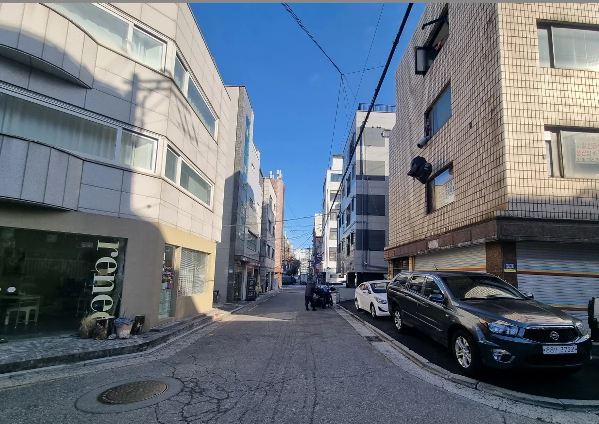 장안동 422-2 앞 6m 도로 – 코너를 끼고 이어지는 이면도로