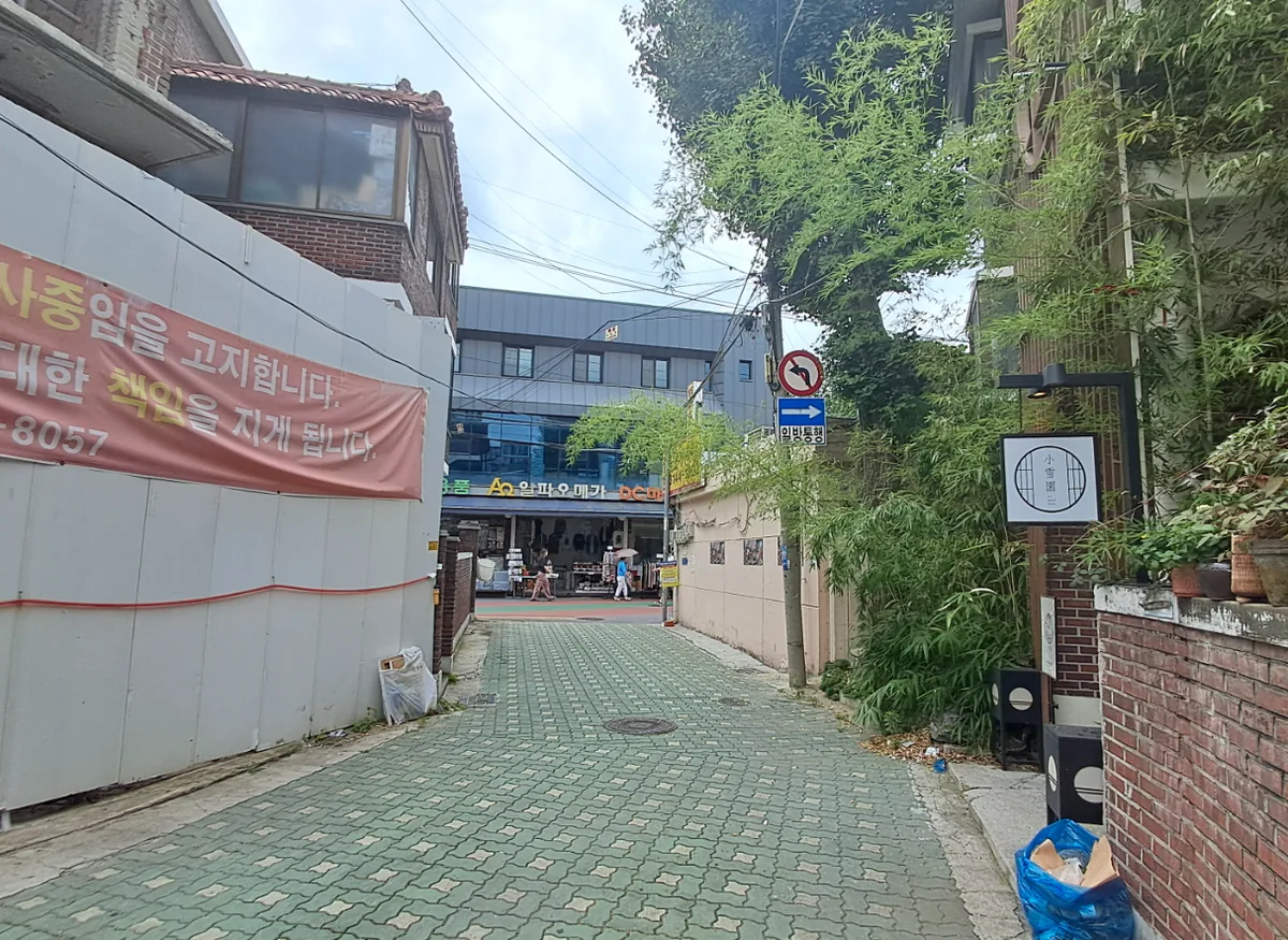 망원동 376-18 앞 골목 – 망원시장 방향으로 이어지는 보행자 중심 상권 진입로