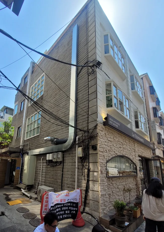 망원동 411-8 건물 뒷면 측벽 – 외부 덕트와 전선이 지나는 골목 쪽 외관