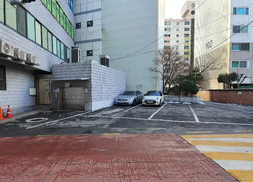 목동 408-174 건물 뒤편 주차 공간 – 자주식 주차 구획과 차량 진입로