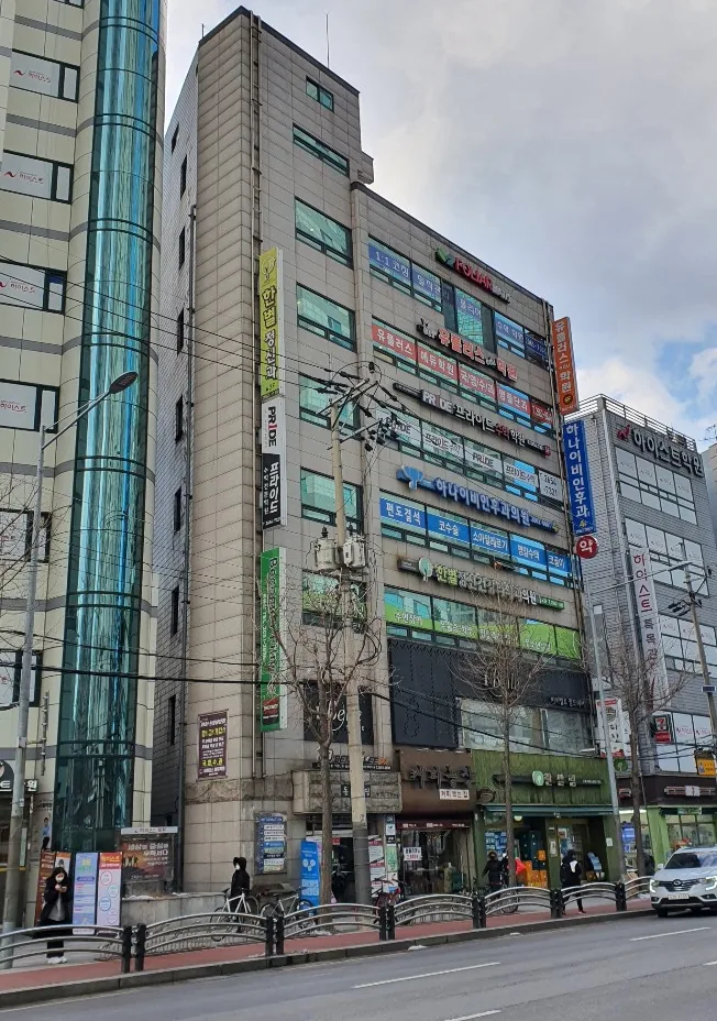 목동 408-174 대로변 정면 – 층마다 병의원·학원 간판이 붙은 7층 건물