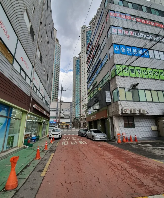 목동 408-174 뒤편 이면도로 – 건물 측면과 붉은 포장의 보행 겸용 도로