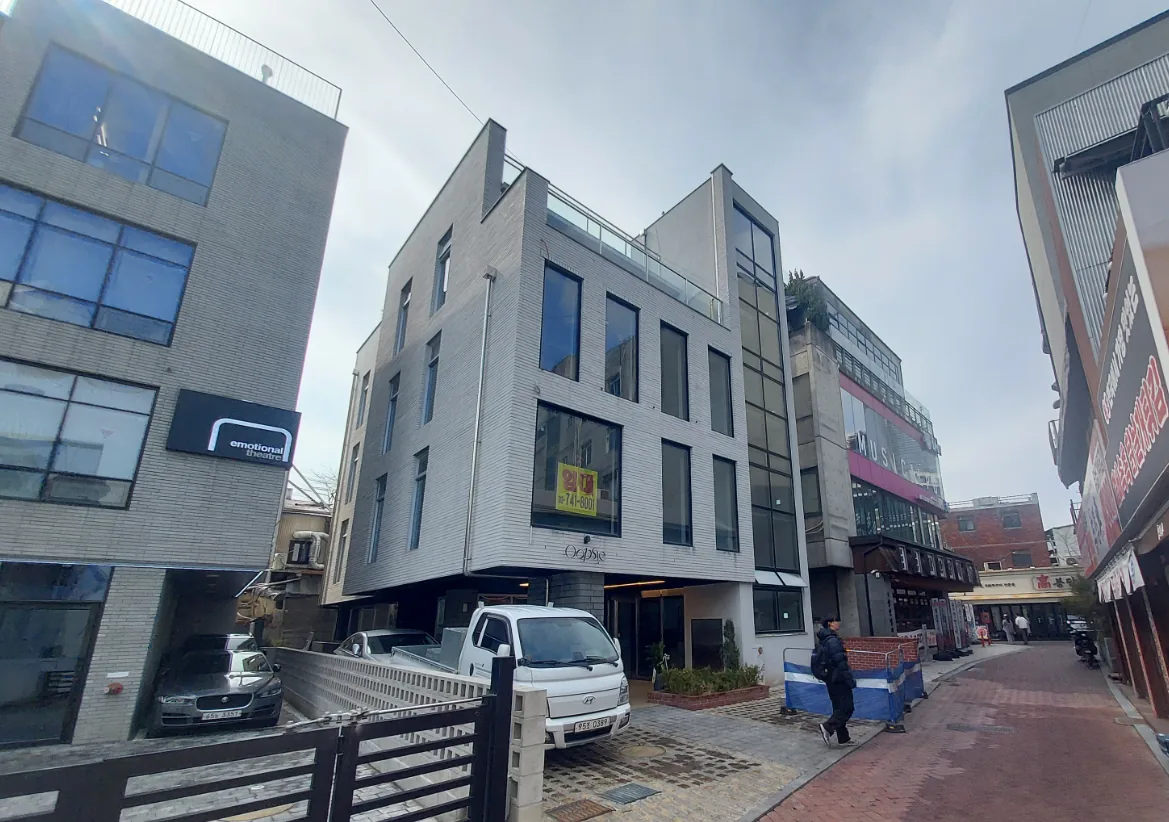 명륜4가 17-4 건물 측면 – 대학로 이면도로에서 본 4층 외관
