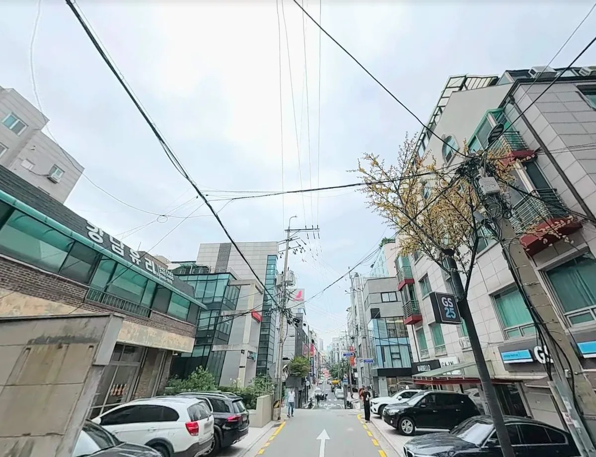 논현동 39-5 앞 가구거리 이면도로 – 양옆으로 저층 상가가 이어지는 골목
