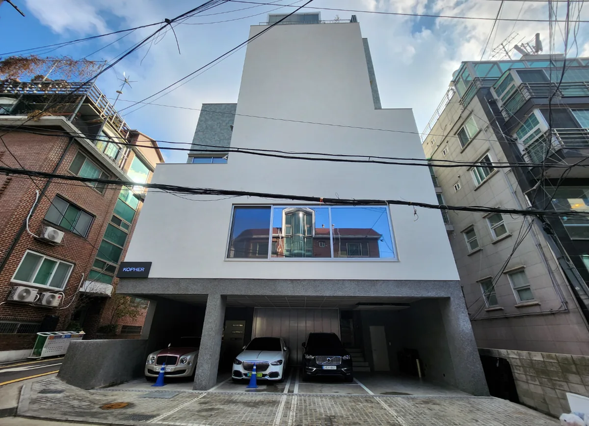 논현동 73-3 정면 – 가로로 긴 반사유리 창과 필로티가 반복되는 5층 신축 외관