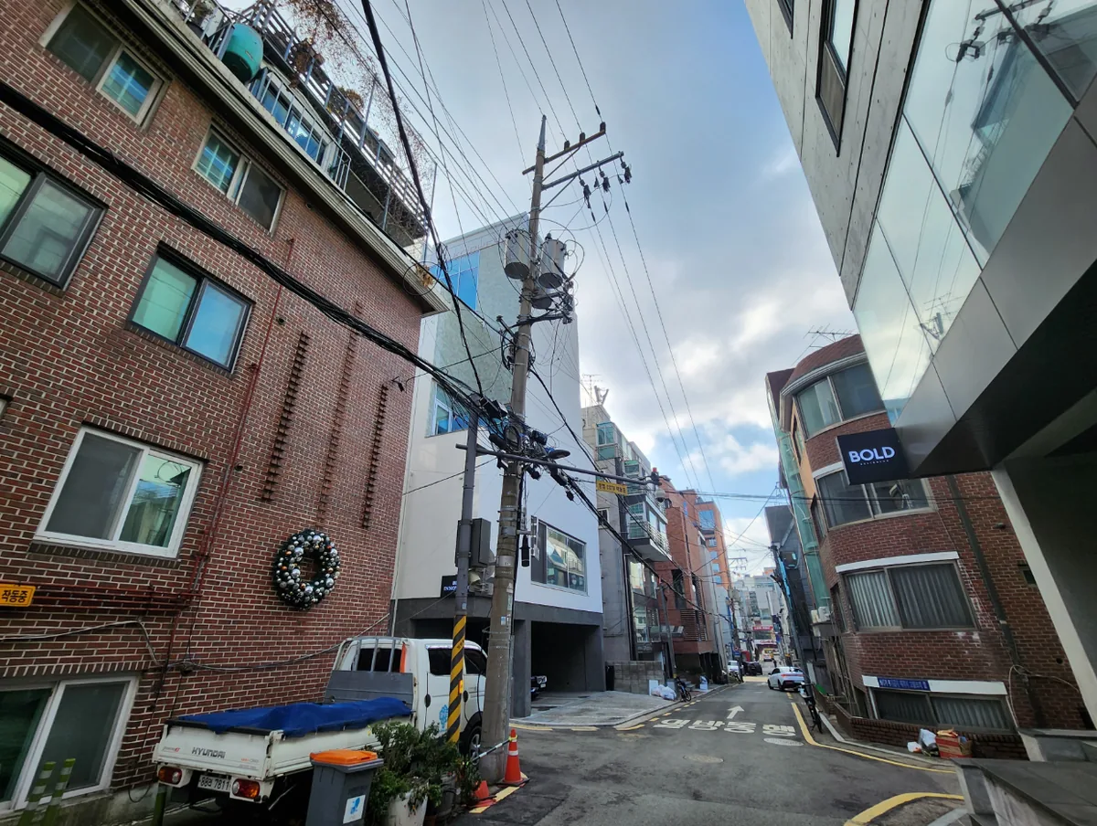 논현동 73-3 앞 골목 – 브랜드 사옥과 쇼룸이 들어선 논현동 이면 골목