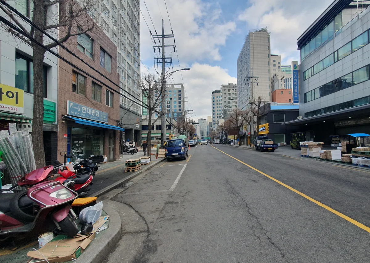 오장동 148-14 주변 거리 – 철물·공구 점포가 늘어선 오래된 도심 상가 상권