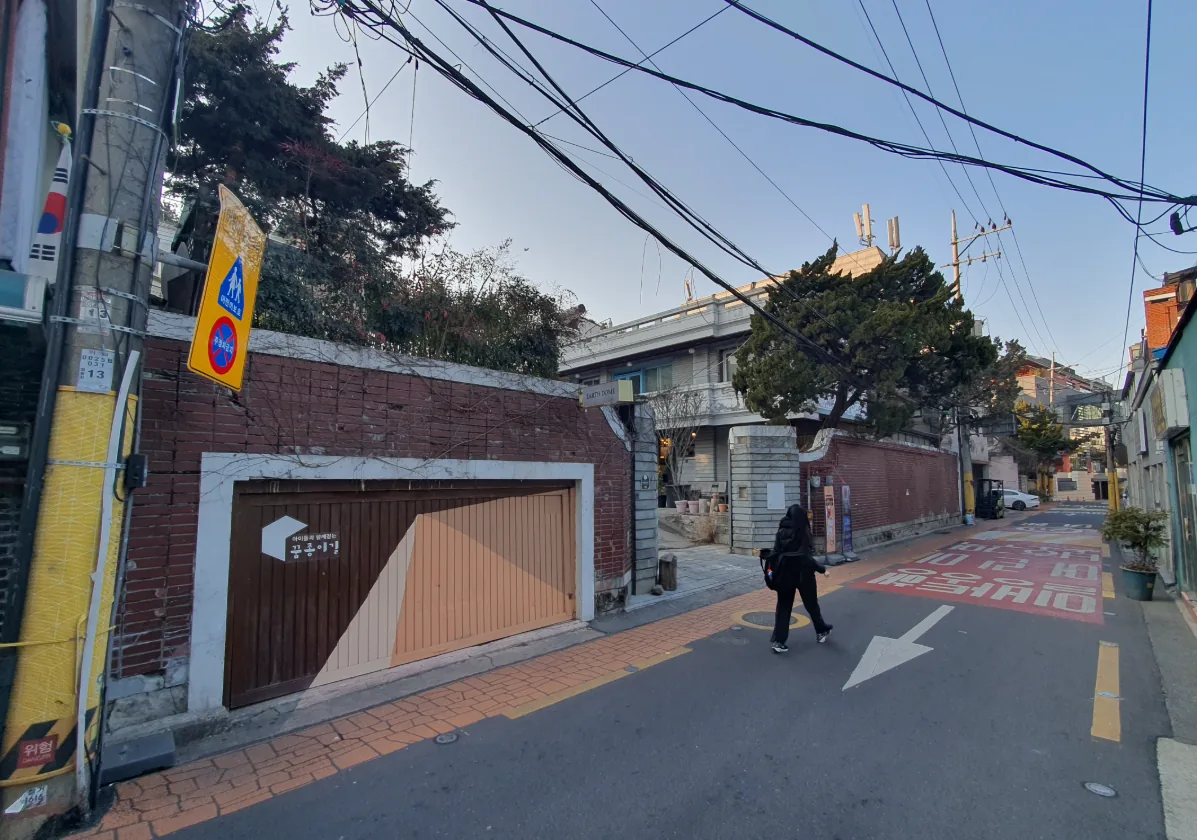 필동2가 104-6 앞 도로 – 벽돌 담장과 차고를 낀 6m 이면도로