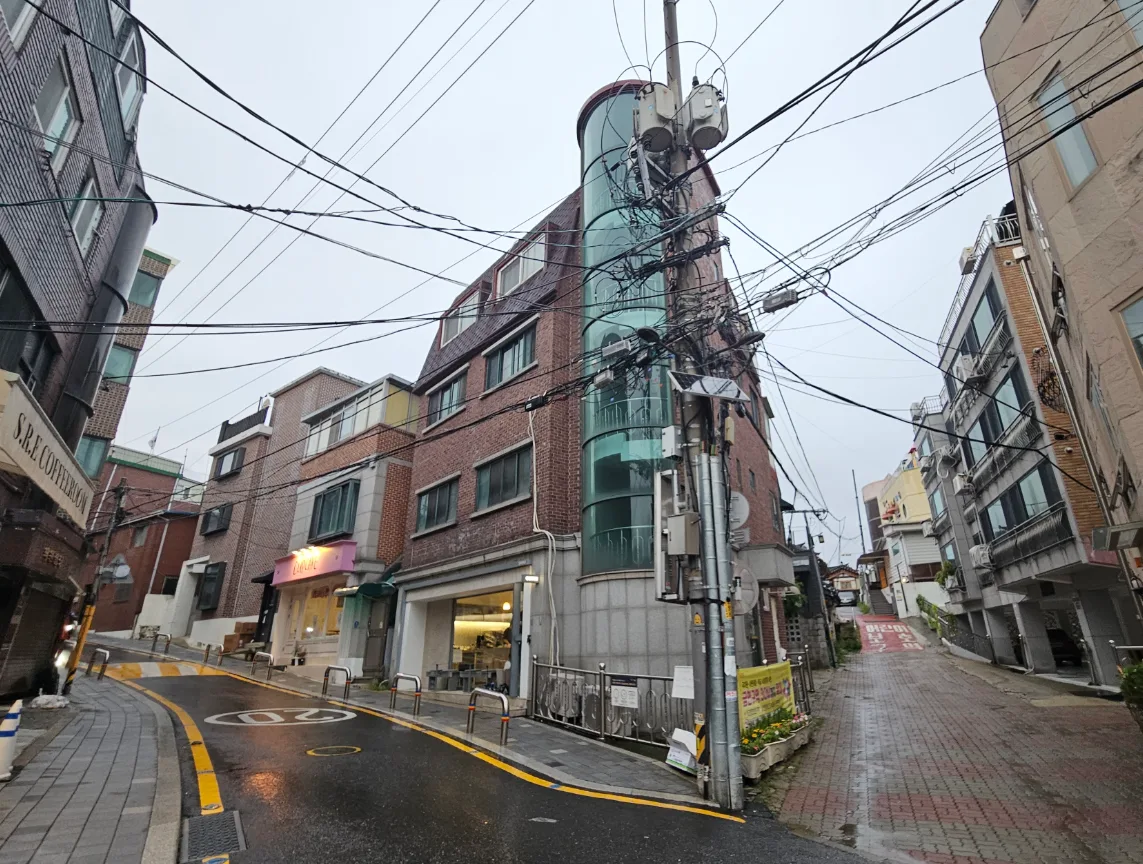 종로구 필운동 67 코너 전경 – 6m·4m 도로가 만나는 서촌 코너의 4층 벽돌 건물