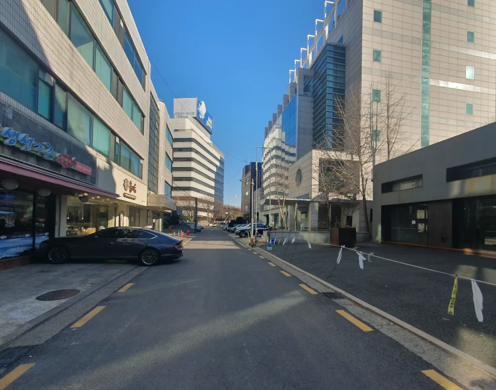 삼성동 165-1 앞 도로 – 오피스 빌딩이 늘어선 영동대로106길 이면