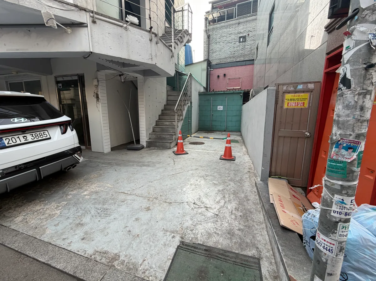 상수동 317-3 뒤편 주차 공간 – 주차장길과 맞닿은 건물 후면